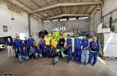 Prefeito Cláudio Filho Cacau entrega novo triciclo para coleta seletiva à Coopmar