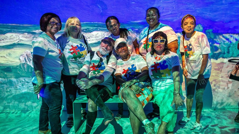 Idosos do Serviço de Convivência visitam exposição Van Gogh Live 8k