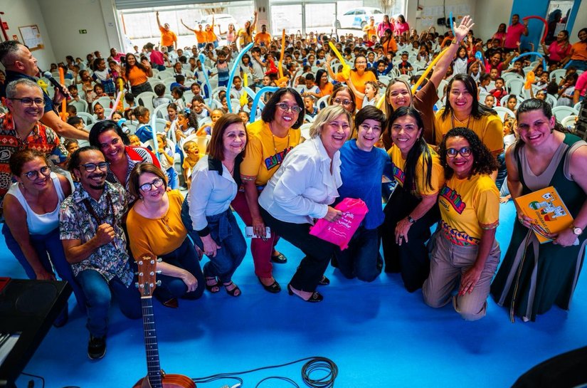 Leitura e música marcam encontro de crianças do Gigantinhos Antares com Fernanda Takai