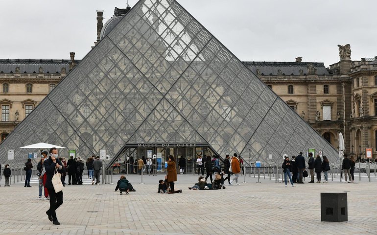 Roubo no Museu do Louvre foi cometido por amadores, diz Promotoria de Paris