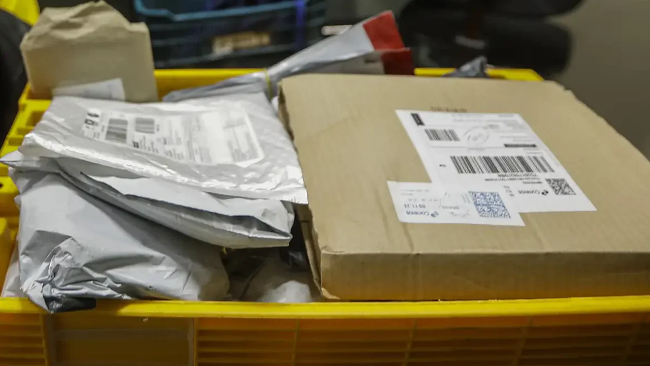 Serviço Postal dos EUA suspende distribuição de encomendas da China