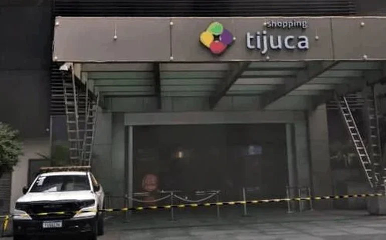 Funcionários do Shopping Tijuca usam máscaras para limpar lojas e relatam prejuízos