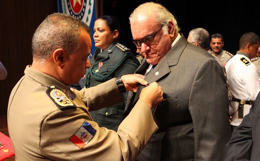 Presidente do TJ é homenageado pela Polícia Militar