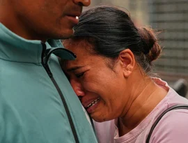 Equipes de resgate resgatam sobreviventes das enchentes cobertos de lama, enquanto o número de mortos no desastre na fronteira entre Nepal e China aumenta.