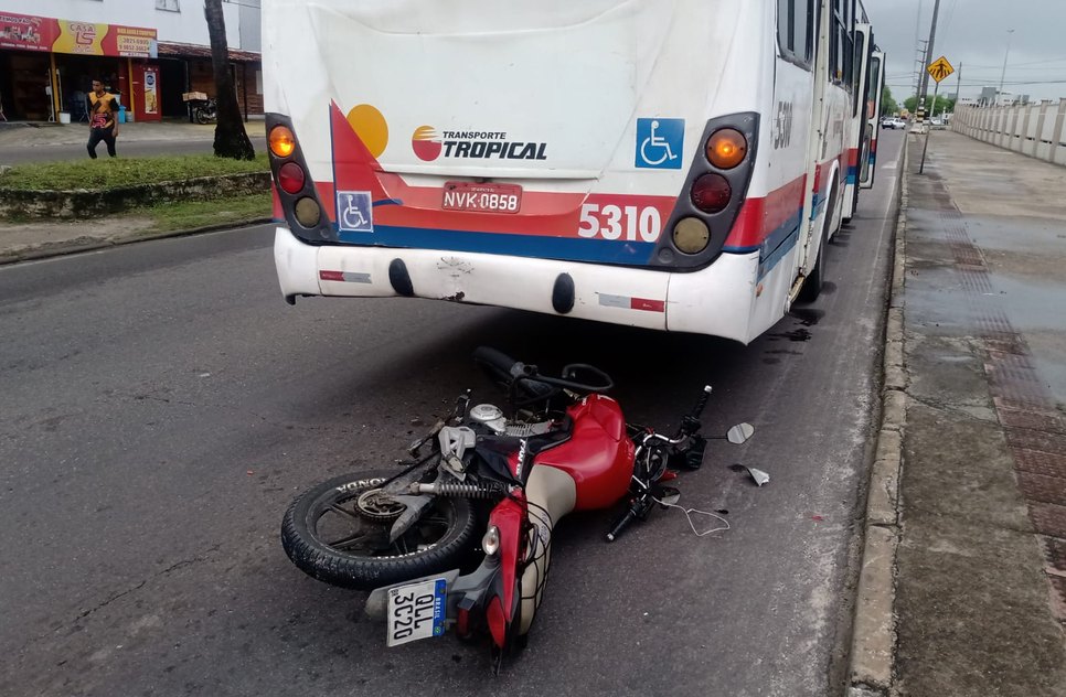 Passageira fica ferida após colisão entre moto e ônibus coletivo em Aracaju