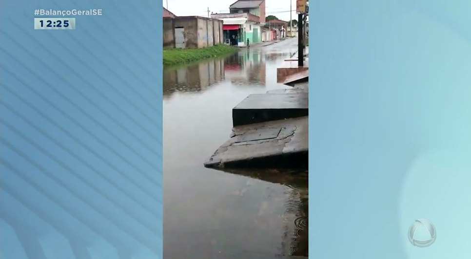 Moradores ficam ilhados após fortes chuvas em Socorro.jpg