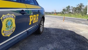 Criança é transportada sobre tanque de gasolina de motocicleta em Estância / Foto: Foto: PRF/ Divulgação