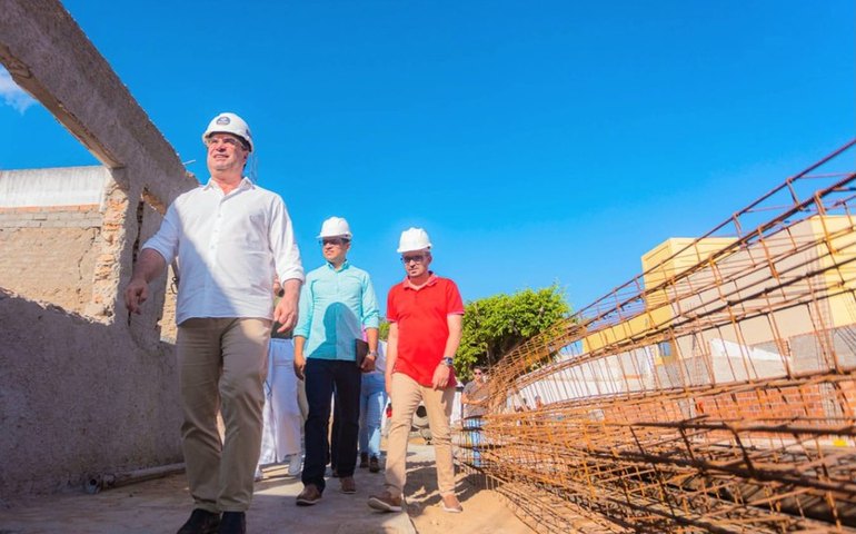 Ao lado de músicos, prefeito Luciano visita obras do Conservatório de Arapiraca