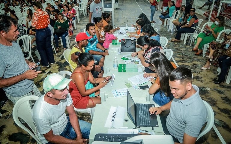 Prefeitura de Penedo inicia entrega do cartão dos programas Mesa Cheia e Bolsa Auxílio Permanência