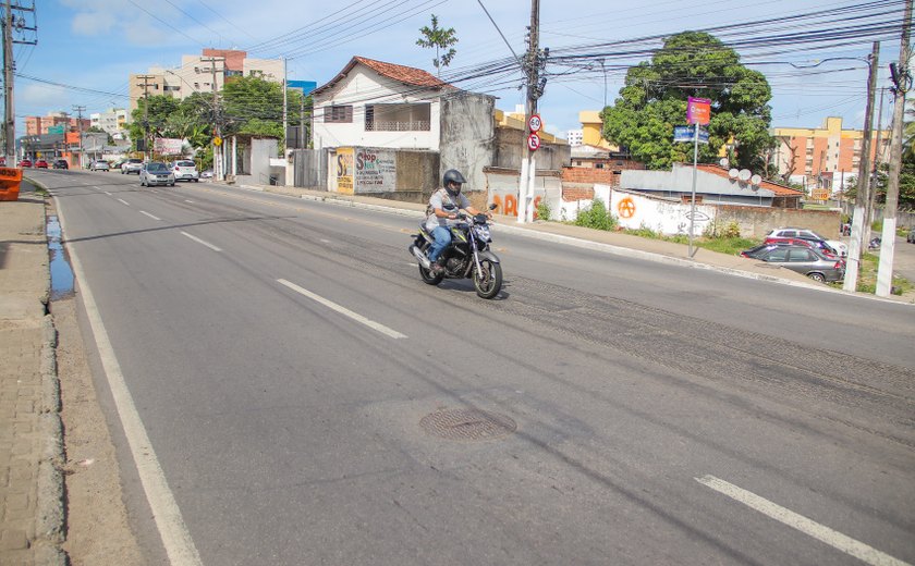 Obras de reparo asfáltico interditam trecho da Avenida Gustavo Paiva nesta sexta (14)