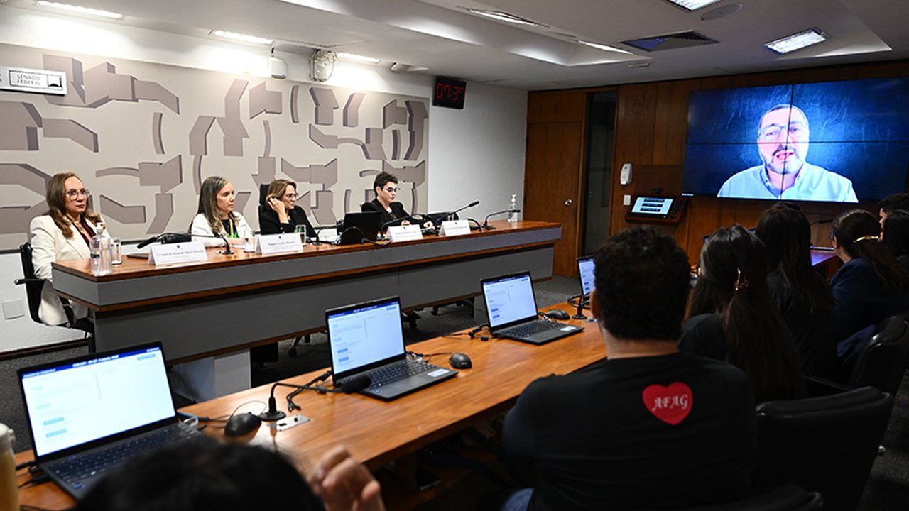 Debatedores pedem novos tratamentos no SUS para doença rara do sangue