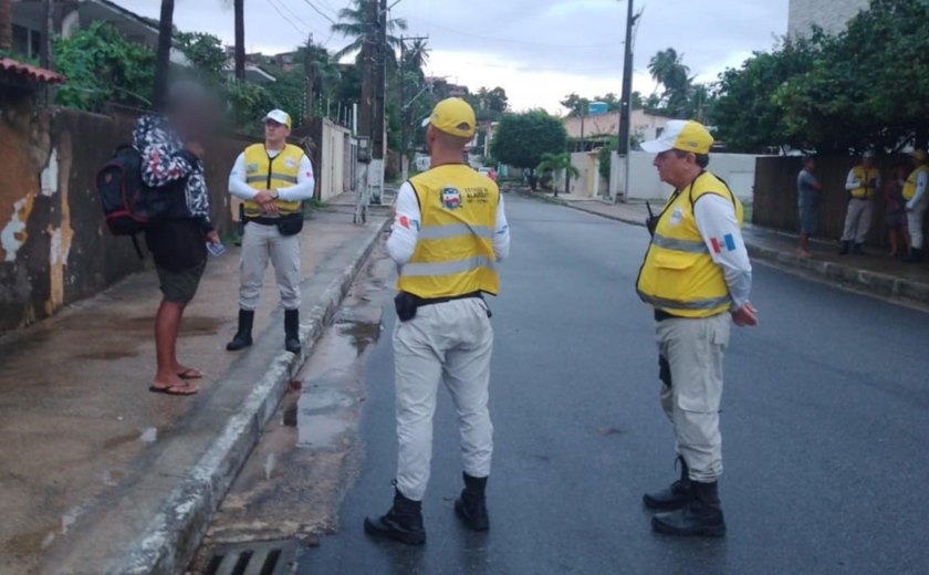 Paulista em situação de vulnerabilidade é resgatado na orla de Ipioca e levado a hospital psiquiátrico