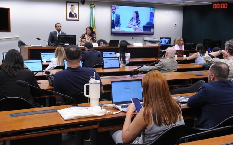 Comissão debate capacitação de profissionais para atendimento a pessoas com autismo