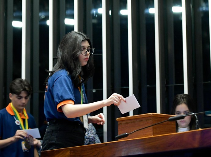 Programa Jovem Senador: estudante alagoana é empossada em Brasília