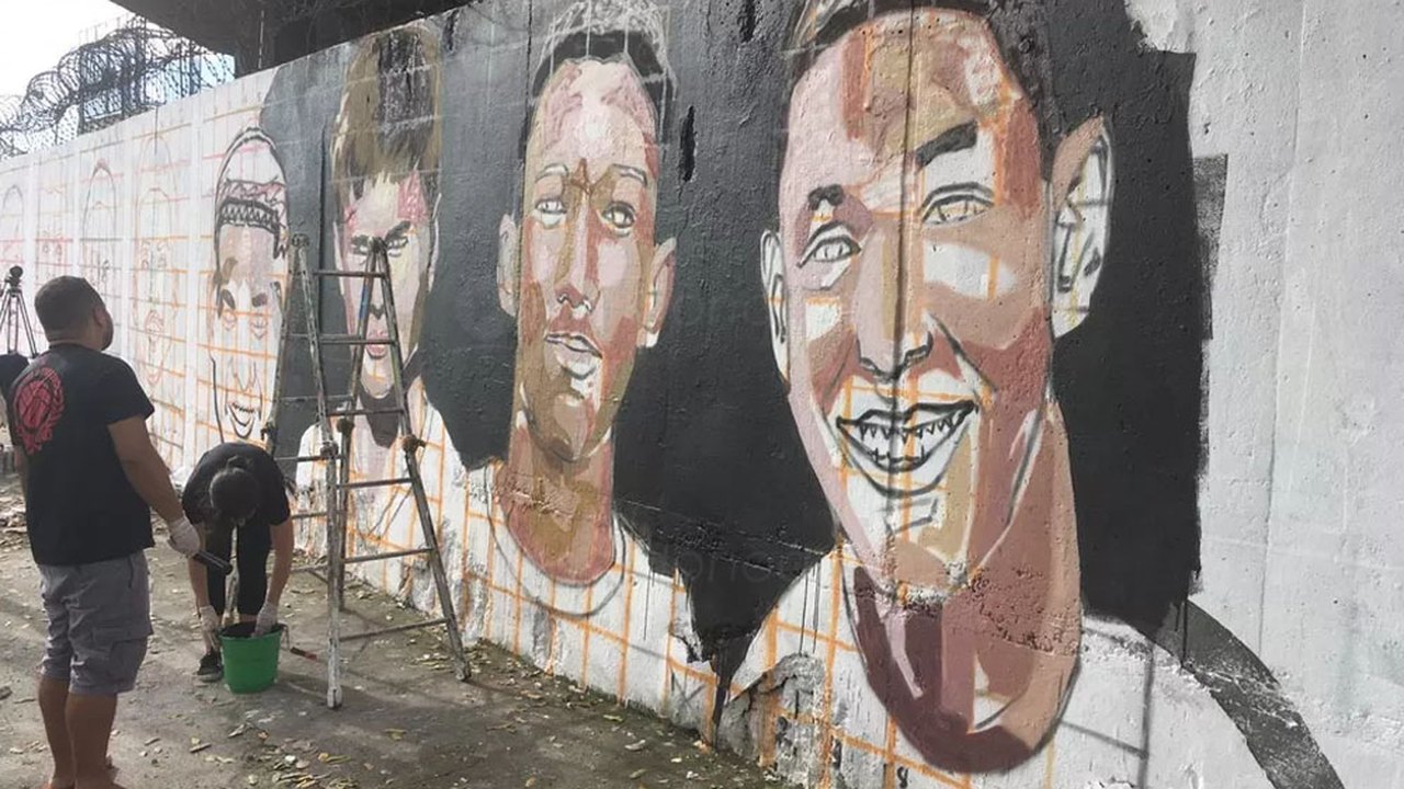 Flamenguistas fazem memorial a garotos mortos em CT em frente ao Maracanã