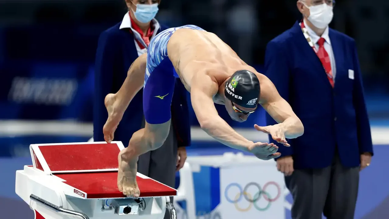 Brasileiro brilha em estreia no solo masculino do nado sincronizado no Mundial e vai à final