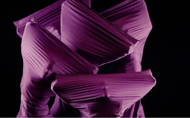 Exposição inédita Revenguê destaca formato teatral da arte