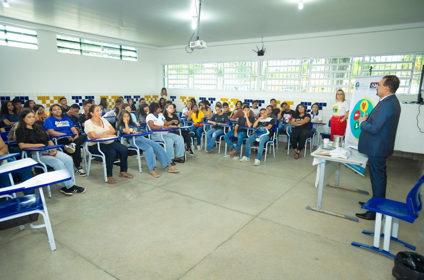 Bullying é crime: alunos do Cepa participam de palestra com juiz do TJAL