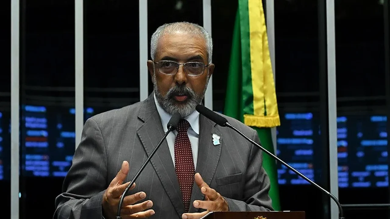 Condecorado pela Assembleia Legislativa do RS, Paim relembra trajetória