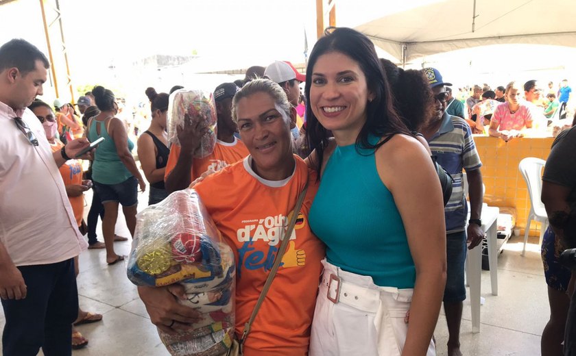 Carla Dantas participa de entrega de cestas básicas em Olho D’Água das Flores