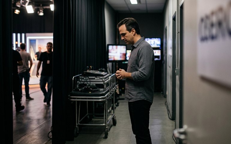 Após morte do irmão, Oscar, Tadeu Schmidt explica decisão de apresentar BBB 26