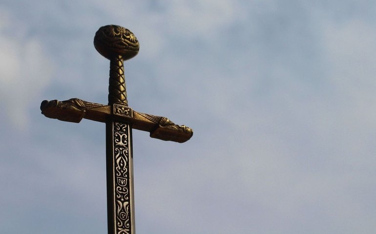 Desenterram nos Países Baixos espada medieval com antigos símbolos de lealdade eterna (FOTOS)