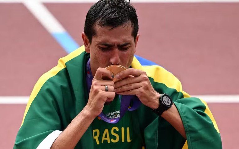 Caio Bonfim conquista prata e quebra recorde sul-americano na marcha atlética na China