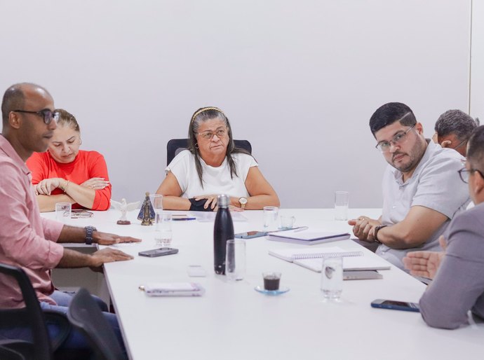 Prefeita de Palmeira se reúne com equipe da prefeitura para cobrar melhorias na Saúde