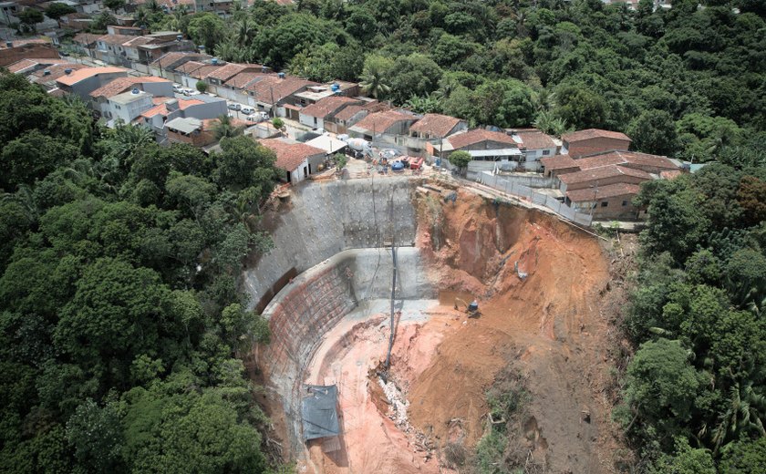 Obras de contenção avançam na encosta do João Sampaio