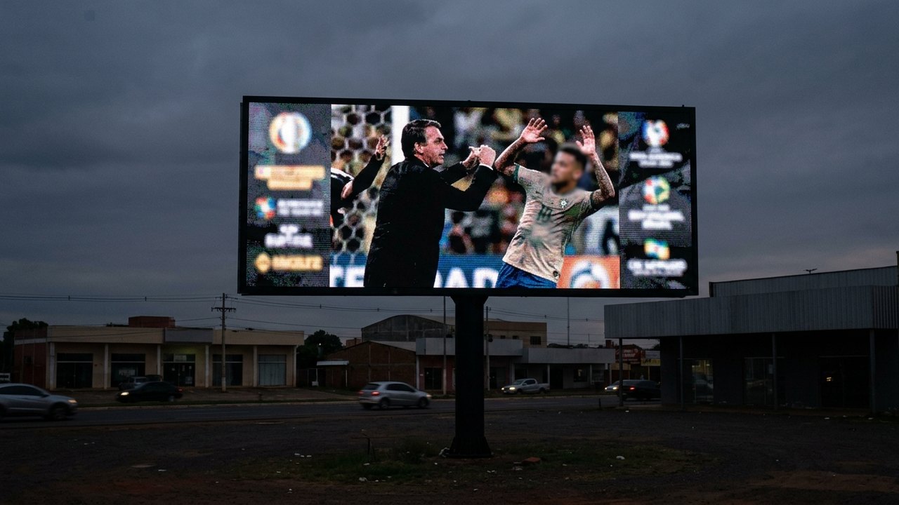 Painéis são hackeados na fronteira do Paraguai com montagem de Bolsonaro agredindo jogador