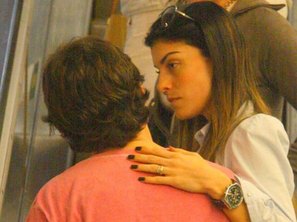 Joana Balaguer exibe a aliança: casamento foi 'na encolha'