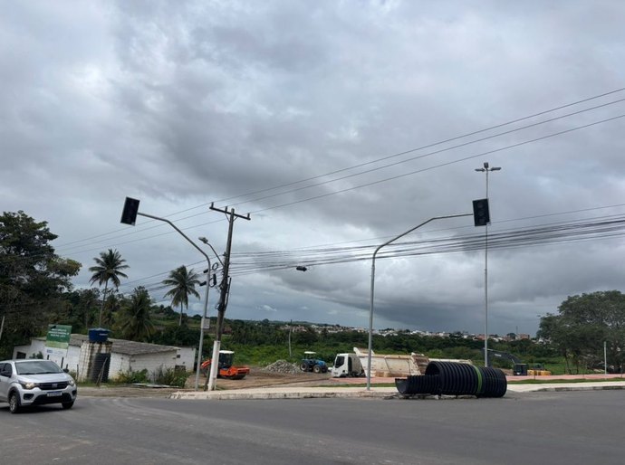 Arapiraca: Obra da Marginal do Riacho Piauí recebe novos pontos semafóricos
