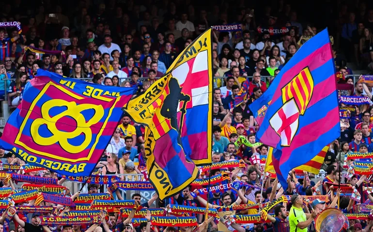 Dois torcedores do Barcelona são presos em Paris por racismo e saudações nazistas