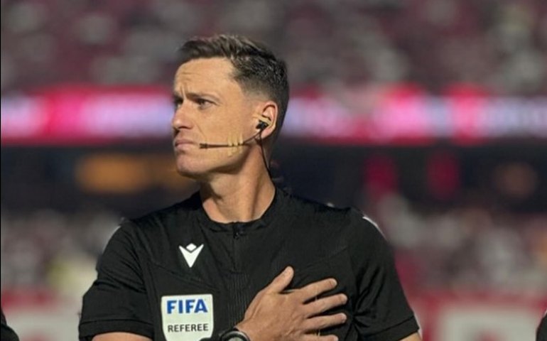 Árbitro desmente diretor do Flamengo sobre invasão de vestiário em partida contra o Palmeiras