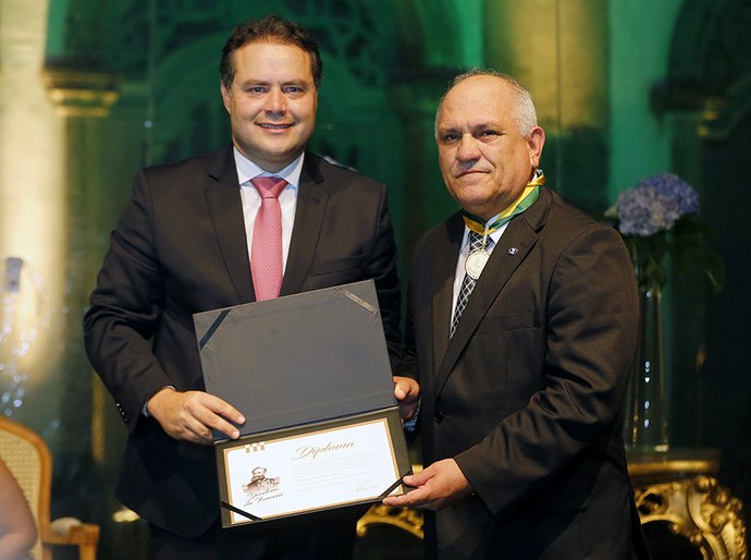 ﻿Otávio Praxedes é agraciado com Medalha do Mérito da República