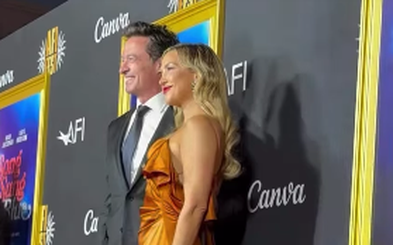 Um ano após divórcio e acusação de traição, Hugh Jackman confirma namoro com atriz da Broadway