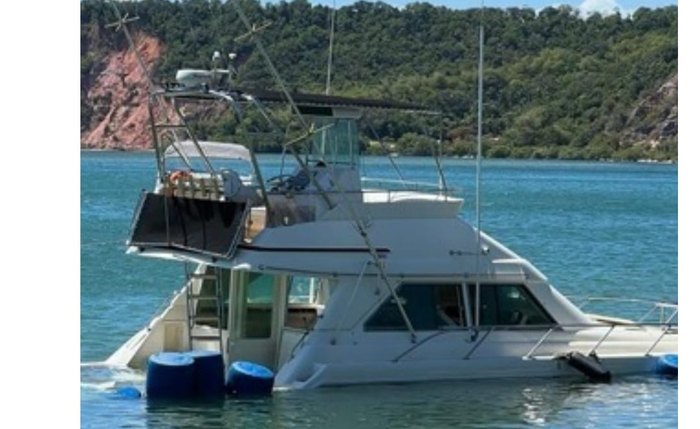 Barco de Arthur Lira afunda em marina na Barra de São Miguel