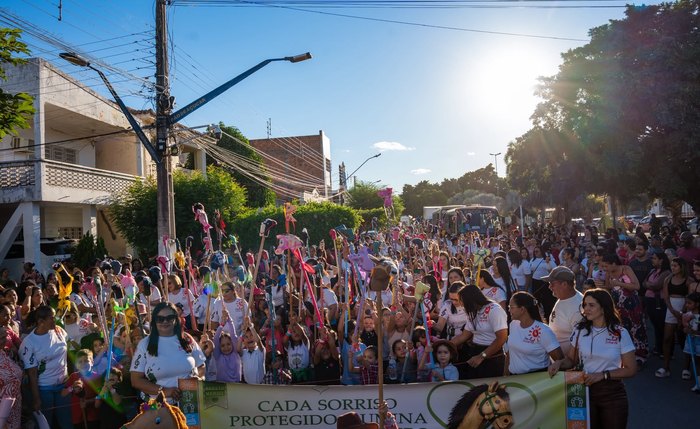 A atividade percorreu a avenida principal da cidade, reunindo crianças, familiares e a comunidade