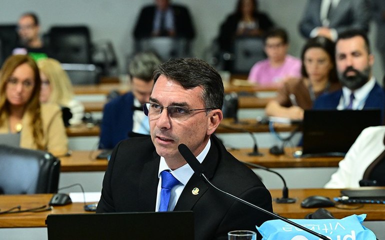 Avança projeto de melhorias em moradia e transporte para pessoas idosas