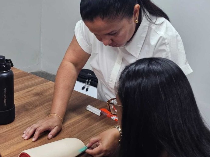 Profissionais de saúde participam de capacitação em inserção de Implanon