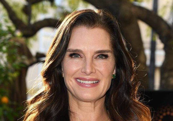 Brooke Shields fala sobre estupro e cinzas da mãe no bar de casa: 'Perto das coisas de que ela mais gostava, o álcool e eu'