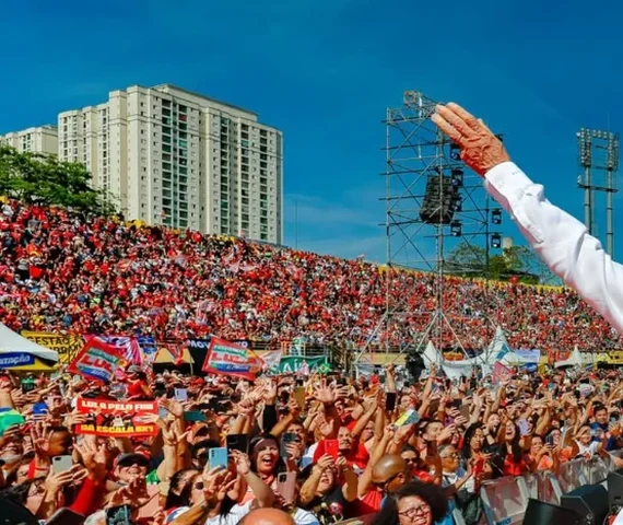 Rio reúne apoiadores de Lula em atos com shows em Copacabana