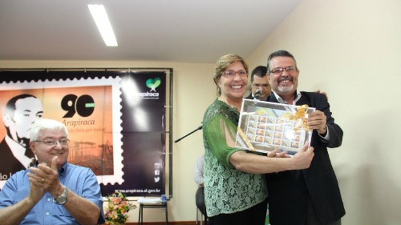 Arapiraca: Célia assina construção de escolas e lança selo comemorativo