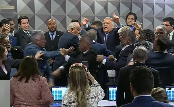 CPI do INSS aprova quebra de sigilo bancário de filho de Lula; sessão é marcada por confusão