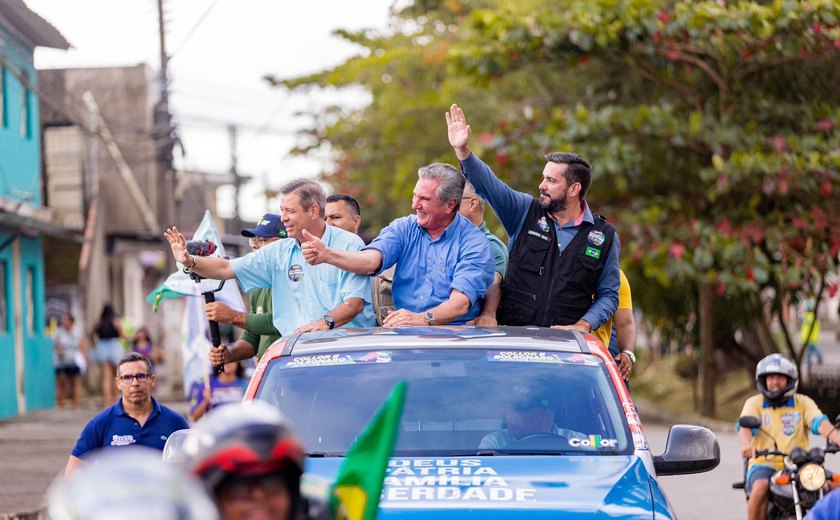 Collor dá pontapé inicial em campanha com grande carreata