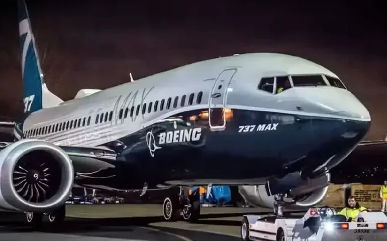 Avião Boeing atinge trator durante pouso e deixa um ferido nos EUA