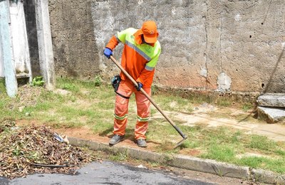 Prefeitura leva mutirão de limpeza a bairros de Maceió