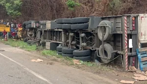 Passageira morre e motorista fica ferido após caminhão tombar em Sergipe