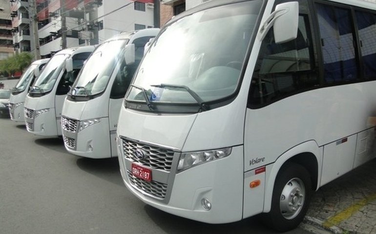 Entrega de micro-ônibus pela Desenvolve fortalece transporte complementar