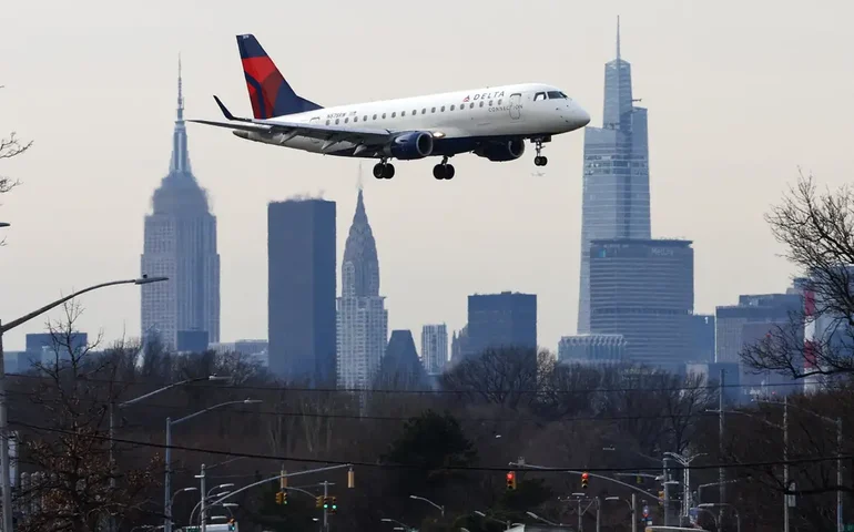 EUA fazem 1º lançamento aéreo de ajuda a Gaza